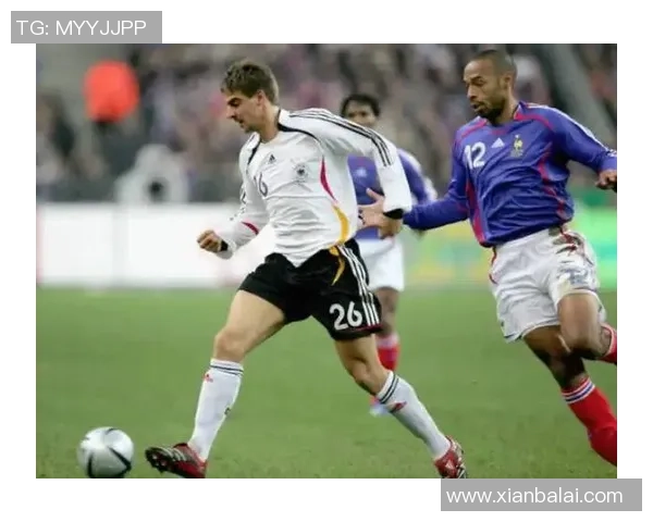 足球明星们的经典扶脸瞬间回顾与背后的故事分享